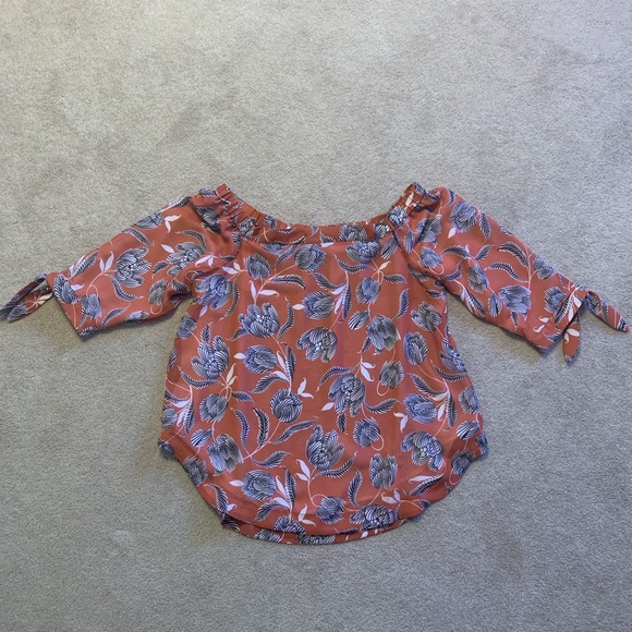 Ann Taylor Tops - Ann Taylor off the shoulder top